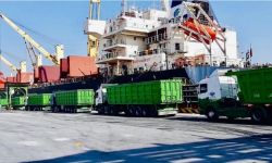 النقل تعلن وصول باخرة محمّلة بالمواد الغذائية إلى ميناء أم قصر